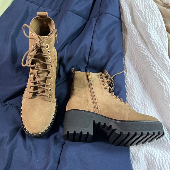 Vince Camuto Heel Booties. Women's size 5.5. - Picture 6 of 9